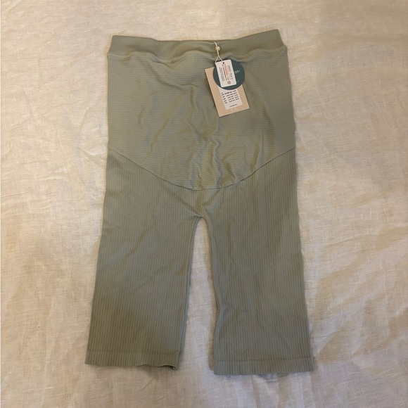 Mamalicious Maternity active seamless shorts sage L/XL - Picture 2 of 5